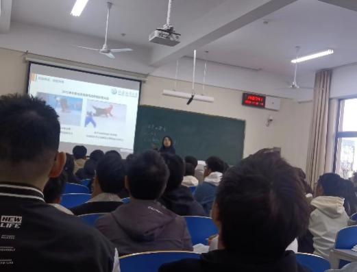 会议室里的人们描述已自动生成 会议室里的人们描述已自动生成